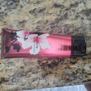 NEW JAPANESE CHERRY BLOSSOM BODY CREAM BATH & BODY WORKS